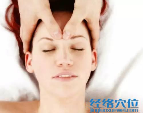 采用右手拇指、食指捏起兩眉間的皮膚稍向上拉的方法